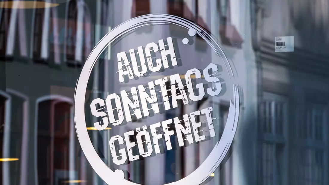 An Sonn- und Feiertagen müssen Geschäfte in der Regel geschlossen bleiben. In einigen Bundesländern gibt es bereits Sonderregelungen für Sonntagsöffnungen. (Symbolbild)  - Bild: Jens Büttner/dpa