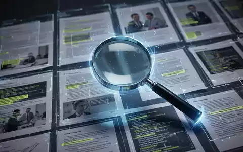 Leuchtend blaue Lupe über digitalen Dokumenten und Bildern, Symbol für OCR und Datensicherheitsuntersuchungen - Foto: über boerse-global.de