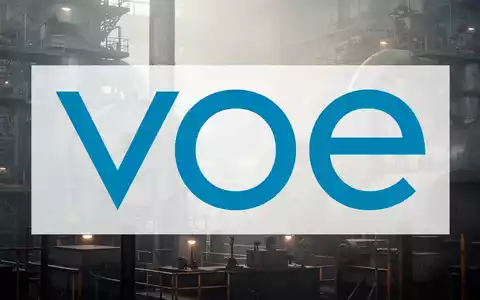 Abstrakte Szene der Stahlindustrie mit großen Metallformen in weichem Licht, das Ruhe und Stabilität suggeriert. - Foto: über boerse-global.de