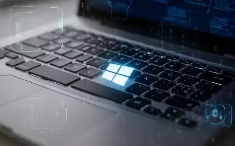 Nahaufnahme einer Laptop-Tastatur mit leuchtender Windows-Taste, die ein pausiertes Software-Update symbolisiert. - Foto: über boerse-global.de
