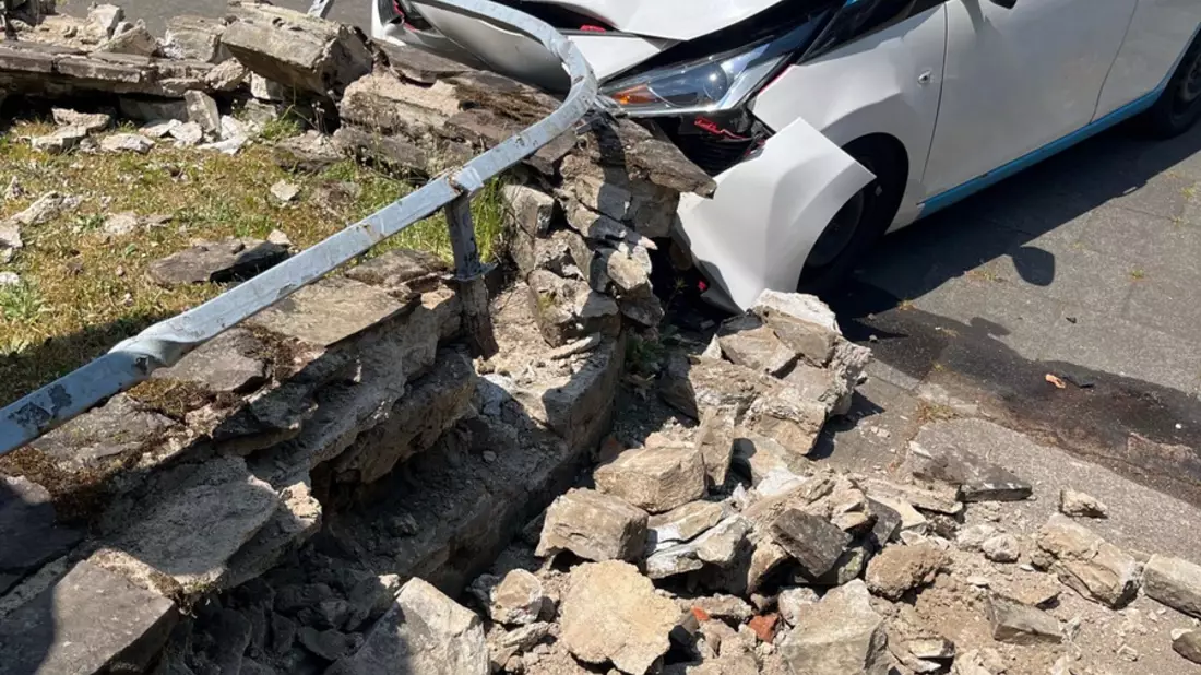 POL-RBK: Bergisch Gladbach - Pkw-Fahrerin prallt gegen Mauer und verletzt sich schwer - Bild: presseportal.de