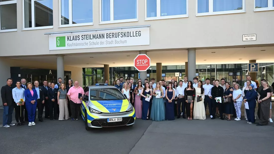 POL-BO: Erfolgreich bestanden: 22 Schülerinnen und Schüler absolvieren den Bildungsgang Fachoberschule Polizei (FOS) und erlangen ihr Fachabi - Bild: presseportal.de