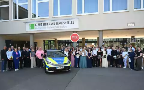 POL-BO: Erfolgreich bestanden: 22 Schülerinnen und Schüler absolvieren den Bildungsgang Fachoberschule Polizei (FOS) und erlangen ihr Fachabi - Foto: presseportal.de