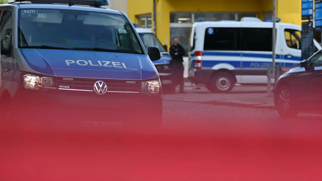 Die Polizei sperrte den Bereich ab. - Bild: Katharina Kausche/dpa