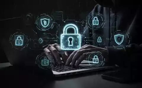 Schattenhafte Hände tippen auf einem Laptop, mit digitalen Schloss-Symbolen, die den Anstieg von Online-Betrug und Cyberkriminalität symbolisieren. - Foto: über boerse-global.de