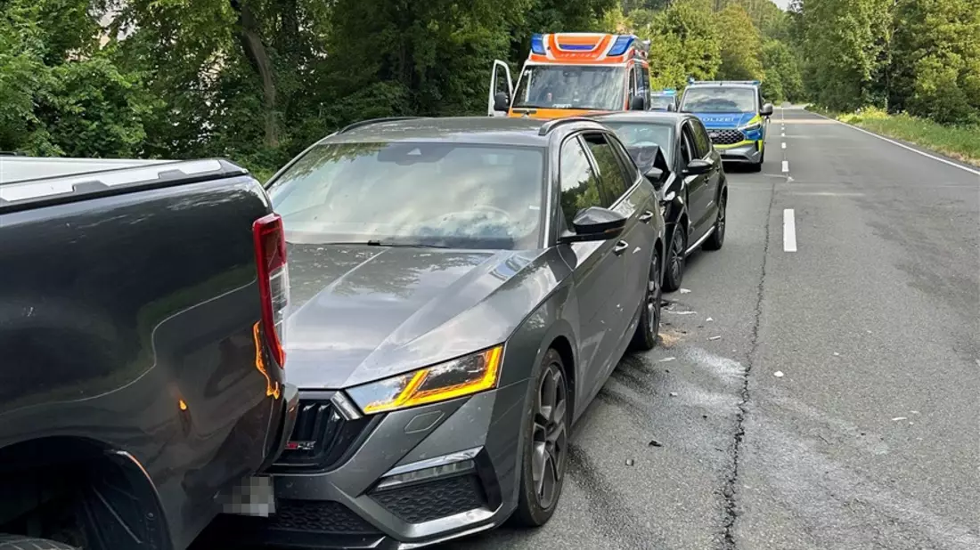 POL-GM: Drei beteiligte Autos bei Auffahrunfall - Bild: presseportal.de
