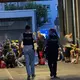 Nach der tödlichen Attacke in Kelkheim versorgen Mitarbeiter von Polizei, Rettungsdiensten und Seelsorge die Augenzeugen. - Bild: Mike Seeboth/dpa