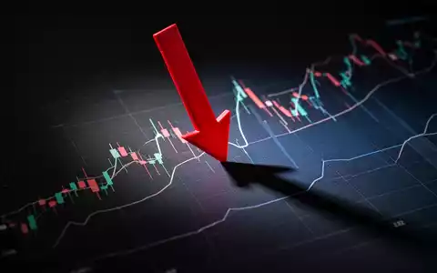 Ein roter Abwärtspfeil durchsticht ein stilisiertes Finanzdiagramm vor dunklem Hintergrund, symbolisiert einen Aktienrückgang. - Foto: über boerse-global.de