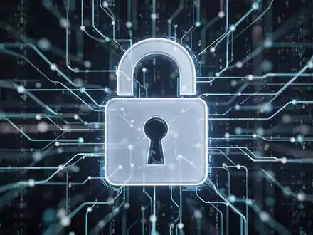 Ein stilisiertes digitales Schloss-Symbol vor einem verschwommenen Hintergrund aus Netzwerklinien und Datenströmen. - Foto: über boerse-global.de