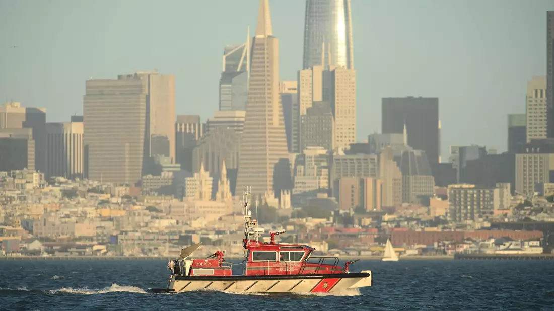 In der Bucht von San Francisco ist ein Boot gekentert. - Bild: Noah Berger/AP/dpa