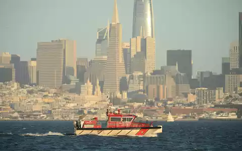 In der Bucht von San Francisco ist ein Boot gekentert. - Foto: Noah Berger/AP/dpa