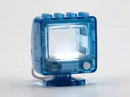 Durchscheinender Bondi-Blau-LEGO-Stein-Nachbau des originalen Apple iMac G3 von 1998, von innen beleuchtet. - Foto: über boerse-global.de