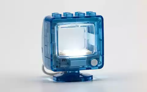Durchscheinender Bondi-Blau-LEGO-Stein-Nachbau des originalen Apple iMac G3 von 1998, von innen beleuchtet. - Foto: über boerse-global.de