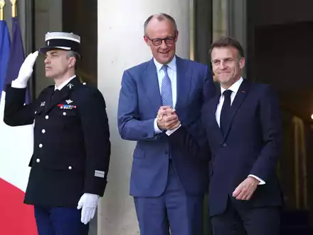 Merz (m.) und Macron (l.) ziehen noch doch an einem Strang. (Archivbild) - Foto: Tom Nicholson/Pool Getty Images Europe/PA Wire/dpa