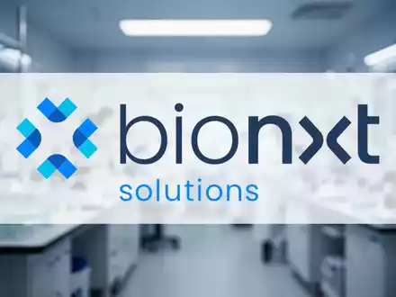 Abstrakte Darstellung einer sterilen Forschungsumgebung mit weichen blauen und weißen Lichtern, die Innovation in der Pharmaindustrie symbolisiert. - Foto: über boerse-global.de