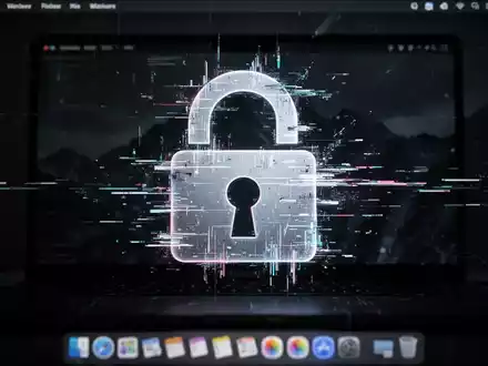 Ein stilisiertes, digitales Schloss, teilweise durch glühende, verpixelte Linien korrumpiert, über einem dunklen macOS-Desktop. - Foto: über boerse-global.de