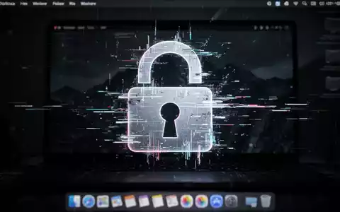 Ein stilisiertes, digitales Schloss, teilweise durch glühende, verpixelte Linien korrumpiert, über einem dunklen macOS-Desktop. - Foto: über boerse-global.de