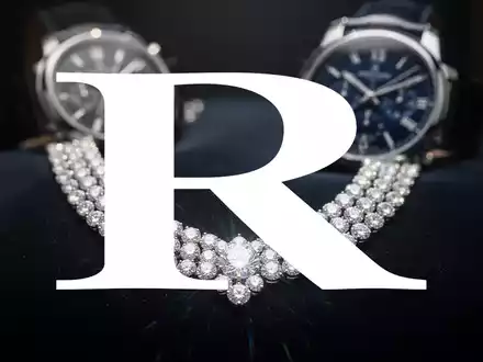 Abstrakte Szene, die Luxusgüter darstellt, mit einem funkelnden Diamantcollier im Vordergrund und einer unscharfen Uhr im Hintergrund. - Foto: über boerse-global.de