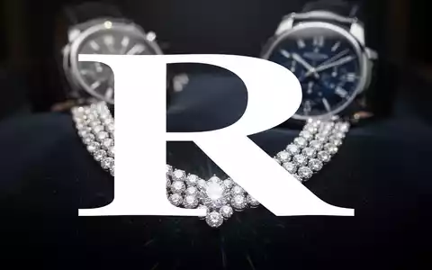 Abstrakte Szene, die Luxusgüter darstellt, mit einem funkelnden Diamantcollier im Vordergrund und einer unscharfen Uhr im Hintergrund. - Foto: über boerse-global.de