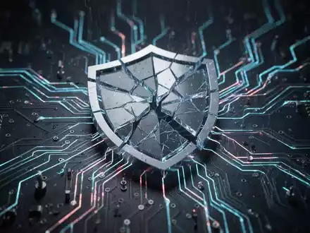 Abstraktes Bild eines zerbrochenen digitalen Schildsymbols über einer Leiterplatte, das eine Sicherheitslücke symbolisiert. - Foto: über boerse-global.de