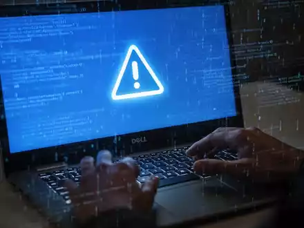 Nahaufnahme einer Dell-Laptoptastatur und eines Bildschirms mit blauem Bildschirmfehler oder Warnsymbol. - Foto: über boerse-global.de