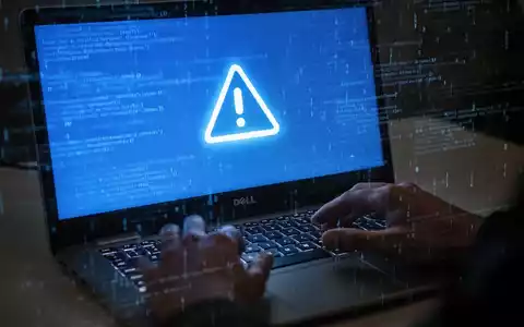 Nahaufnahme einer Dell-Laptoptastatur und eines Bildschirms mit blauem Bildschirmfehler oder Warnsymbol. - Foto: über boerse-global.de