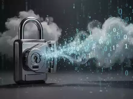 Ein digitales Vorhängeschloss, leicht geöffnet, mit Binärcode, der ausströmt und sich in einer Datenwolke auflöst. - Foto: über boerse-global.de