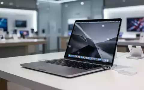 Ein schlankes, silbernes refurbished Laptop, vermutlich ein MacBook Pro, geöffnet auf einem sauberen Schreibtisch in einem modernen Umfeld. - Foto: über boerse-global.de