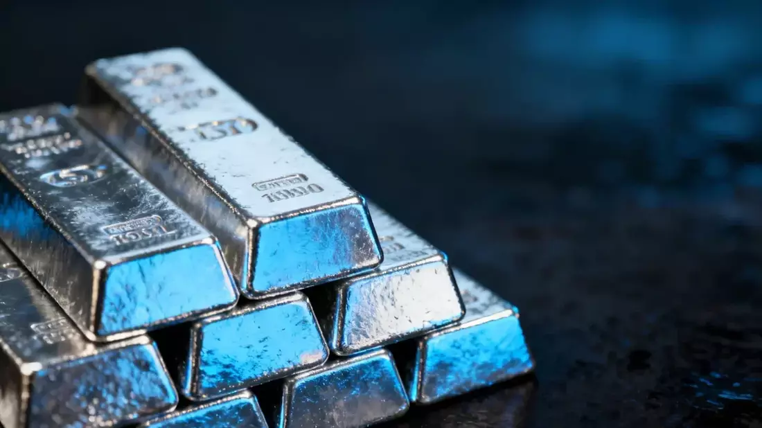 Silver’s Volatile Swing: Geopolitics and Rate Shifts Drive Metal Below $59