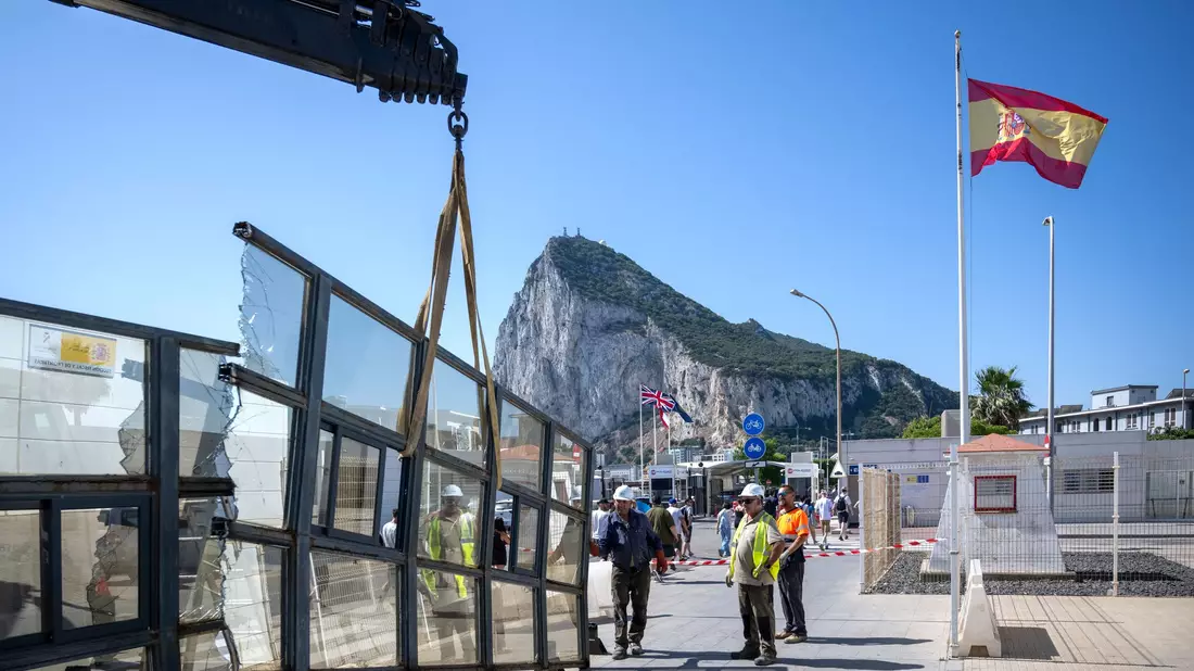 Die Grenzbarriere wurde 1908 errichtet.  - Bild: Marcos Moreno/AP/dpa