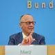 Kanzler Merz ist in der Sommerpressekonferenz entspannt - Bild: Michael Kappeler/dpa