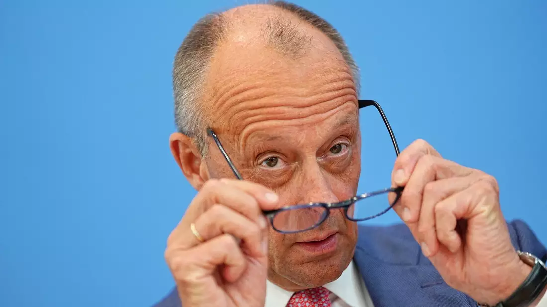Kanzler Merz verteidigt geplante Einschnitte bei Unterhaltsvorschuss - Bild: Michael Kappeler/dpa