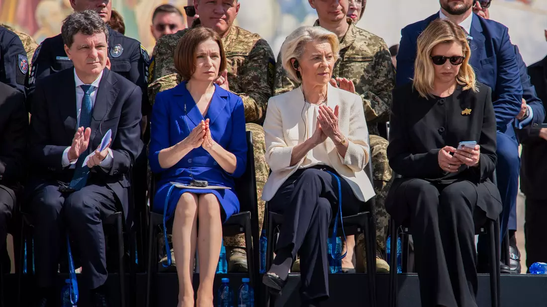 Gemeinsam mit Staats- und Regierungschefs aus Ländern wie Rumänien und Moldau reiste EU-Kommissionspräsidentin Ursula von der Leyen (2.v.r) am Mittwoch nach Kiew. (Archivbild)  - Bild: Dan Bashakov/AP/dpa