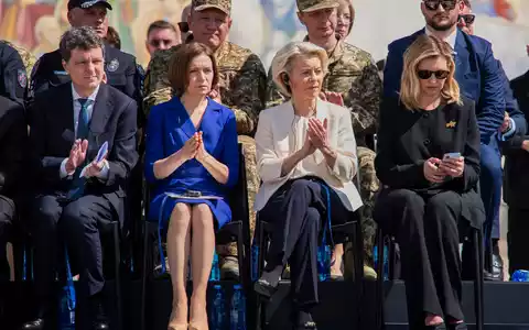 Gemeinsam mit Staats- und Regierungschefs aus Ländern wie Rumänien und Moldau reiste EU-Kommissionspräsidentin Ursula von der Leyen (2.v.r) am Mittwoch nach Kiew. (Archivbild)  - Foto: Dan Bashakov/AP/dpa