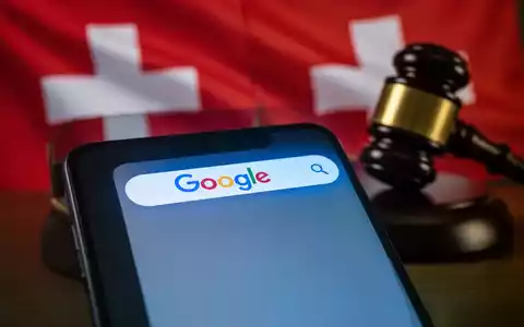 Smartphone-Bildschirm mit Google-Suchleiste, überlagert von verschwommener Schweizer Flagge und Richterhammer. - Foto: über boerse-global.de