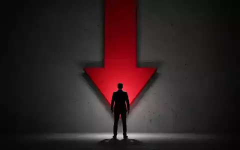 Eine Silhouette steht vor einem großen, roten Abwärtspfeil, der Schock und Besorgnis symbolisiert. - Foto: über boerse-global.de
