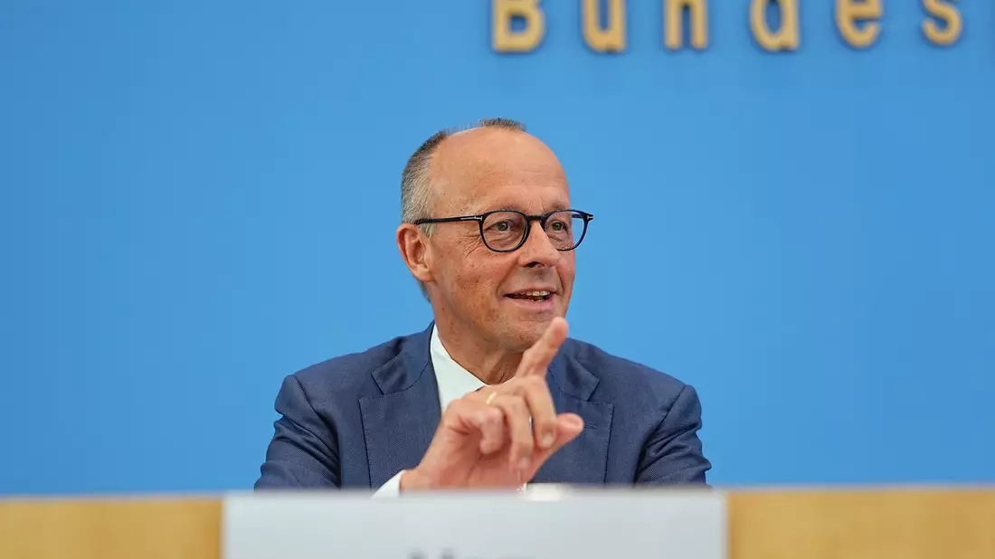Merz ist gut aufgelegt bei seiner Sommerpressekonferenz. - Bild: Michael Kappeler/dpa