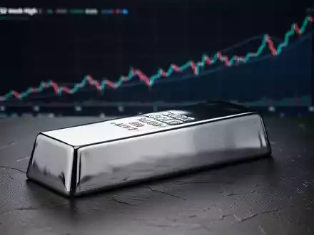 Ein glänzender Silberbarren auf einer dunklen Oberfläche, im Hintergrund eine unscharfe digitale Kurve, die einen Aufwärtstrend zeigt. - Foto: über boerse-global.de