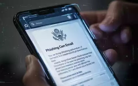 Nahaufnahme eines Smartphones mit einer Phishing-E-Mail auf dem Bildschirm, die ein gefälschtes Behördenlogo zeigt. - Foto: über boerse-global.de