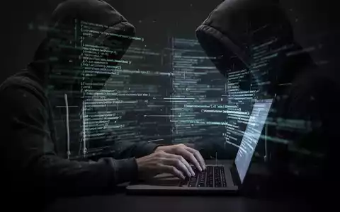 Eine Person im Kapuzenpullover tippt auf einem Laptop, digitale Linien und Code symbolisieren Cyberangriffe und Hacking. - Foto: über boerse-global.de