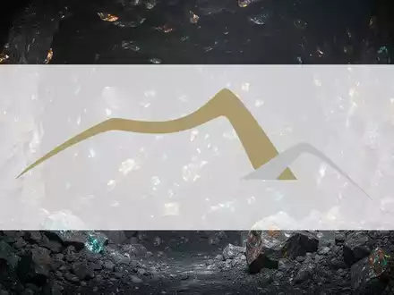 Abstrakte, atmosphärische Szene des Bergbausektors mit felsigen Texturen und dem subtilen Glühen von Mineralvorkommen in einer Höhle. - Foto: über boerse-global.de