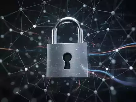 Ein abstraktes Bild eines digitalen Vorhängeschlosses über einem Netzwerk von Datenpunkten, das Datensicherheit und Offboarding symbolisiert. - Foto: über boerse-global.de