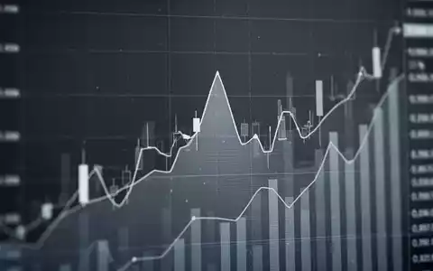 Nahaufnahme eines digitalen Kurscharts, das ein 52-Wochen-Hoch bei 151,02 Euro für einen ETF anzeigt, mit abstrakten Daten. - Foto: über boerse-global.de