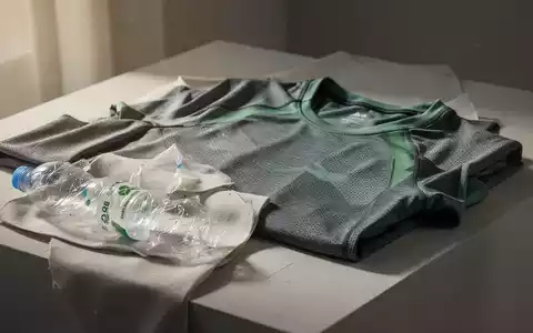 Nachhaltige Sportbekleidung aus recycelten Materialien, elegant auf einem minimalistischen Display arrangiert, mit weichem, natürlichem Licht. - Foto: über boerse-global.de