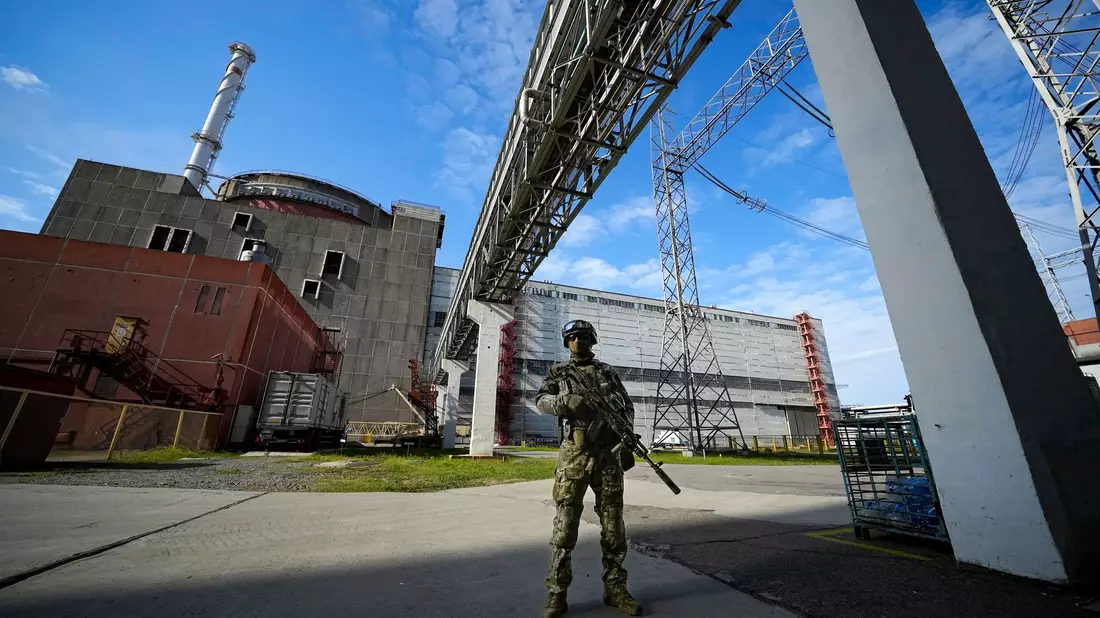 Russische Truppen kontrollieren seit dem Frühjahr 2022 das ukrainische Atomkraftwerk Saporischschja im Südosten des Landes. (Archivbild) - Bild: -/AP/dpa