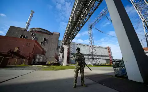 Russische Truppen kontrollieren seit dem Frühjahr 2022 das ukrainische Atomkraftwerk Saporischschja im Südosten des Landes. (Archivbild) - Foto: -/AP/dpa