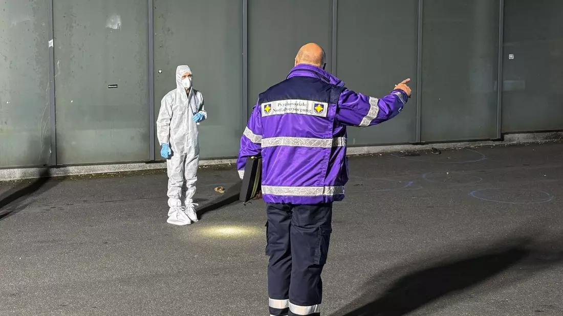 Auch der psychosoziale Notdienst war im Einsatz. - Bild: Mike Seeboth/dpa