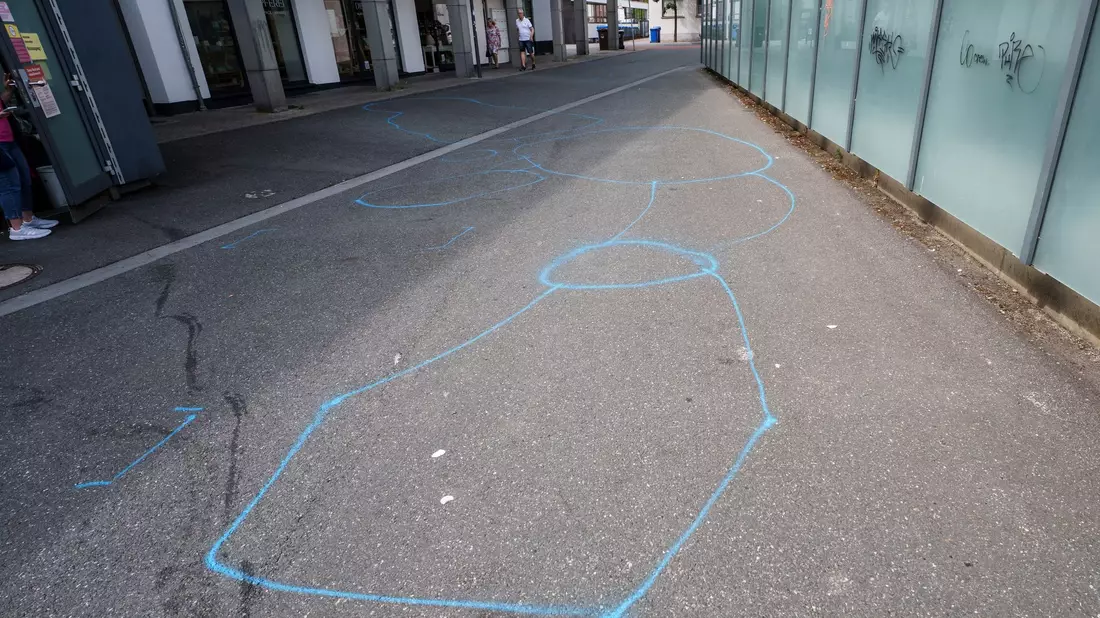 Am nächsten Tag waren noch einige Markierungen am Boden zu sehen. - Bild: Andreas Arnold/dpa
