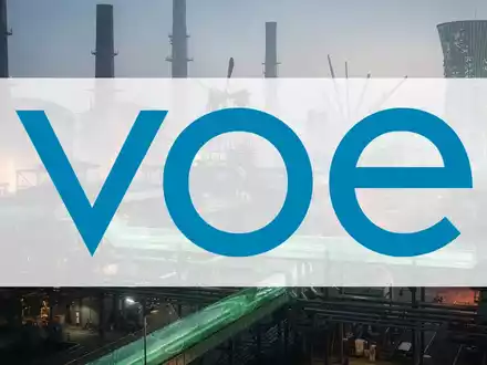 Abstrakte Darstellung der Stahlindustrie mit grünen Energiekonzepten, die Innovation und nachhaltige Transformation symbolisieren. - Foto: über boerse-global.de