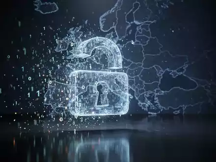 Ein stilisiertes, fragmentiertes Symbol digitaler Identität löst sich in Binärcode und Lichtpartikel auf, mit angedeuteter EU-Karte im Hintergrund. - Foto: über boerse-global.de